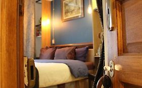 Private Room In A Parisian Homestay! - Close To It All!